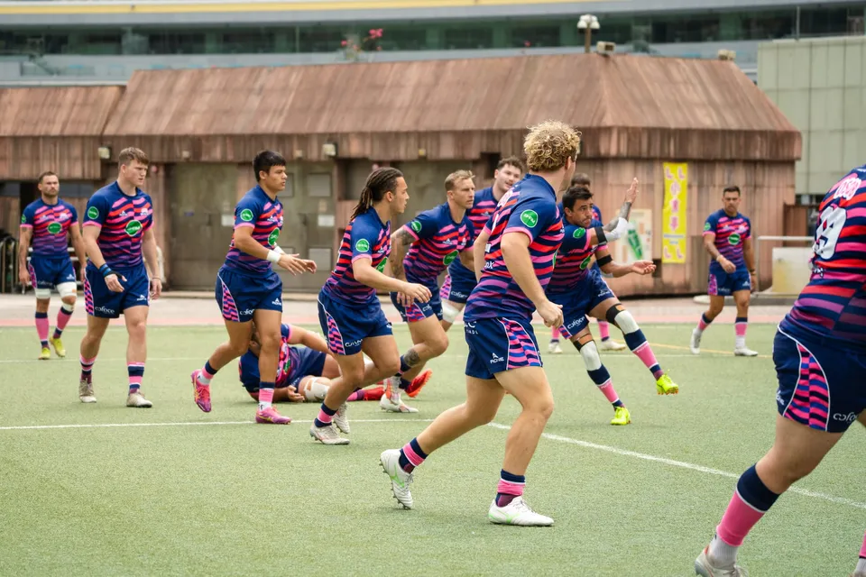 OSOB players in navy and pink stripes in open play