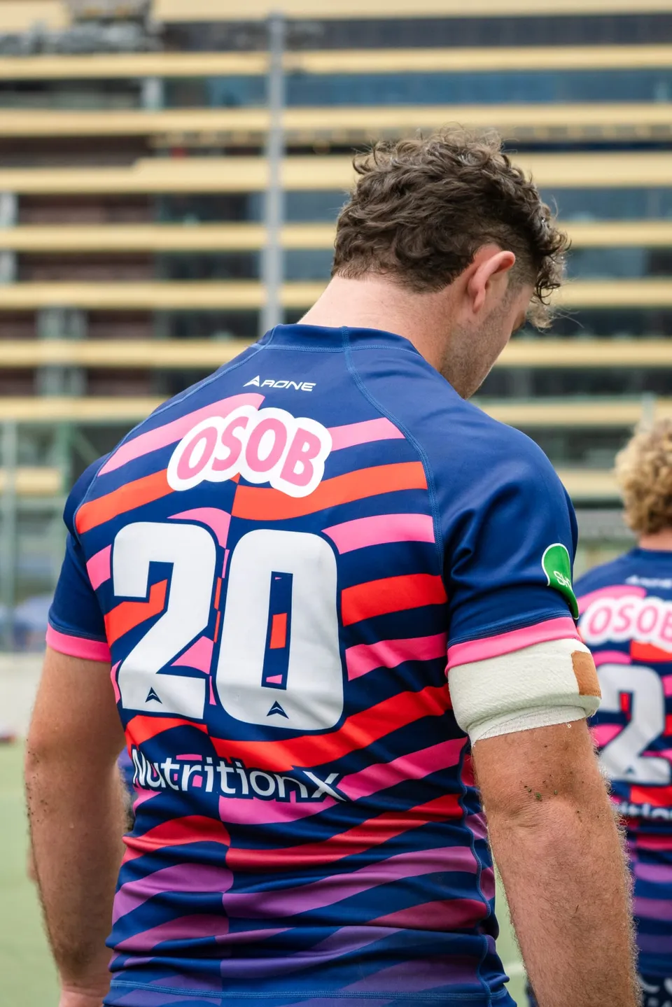 OSOB number 20 seen from behind on the touchline