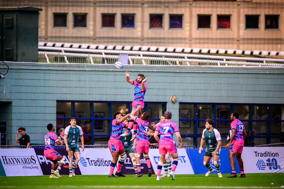 Wide view of an OSOB line-out with a jumper lifted high by teammates and Froggies players waiting to the right
